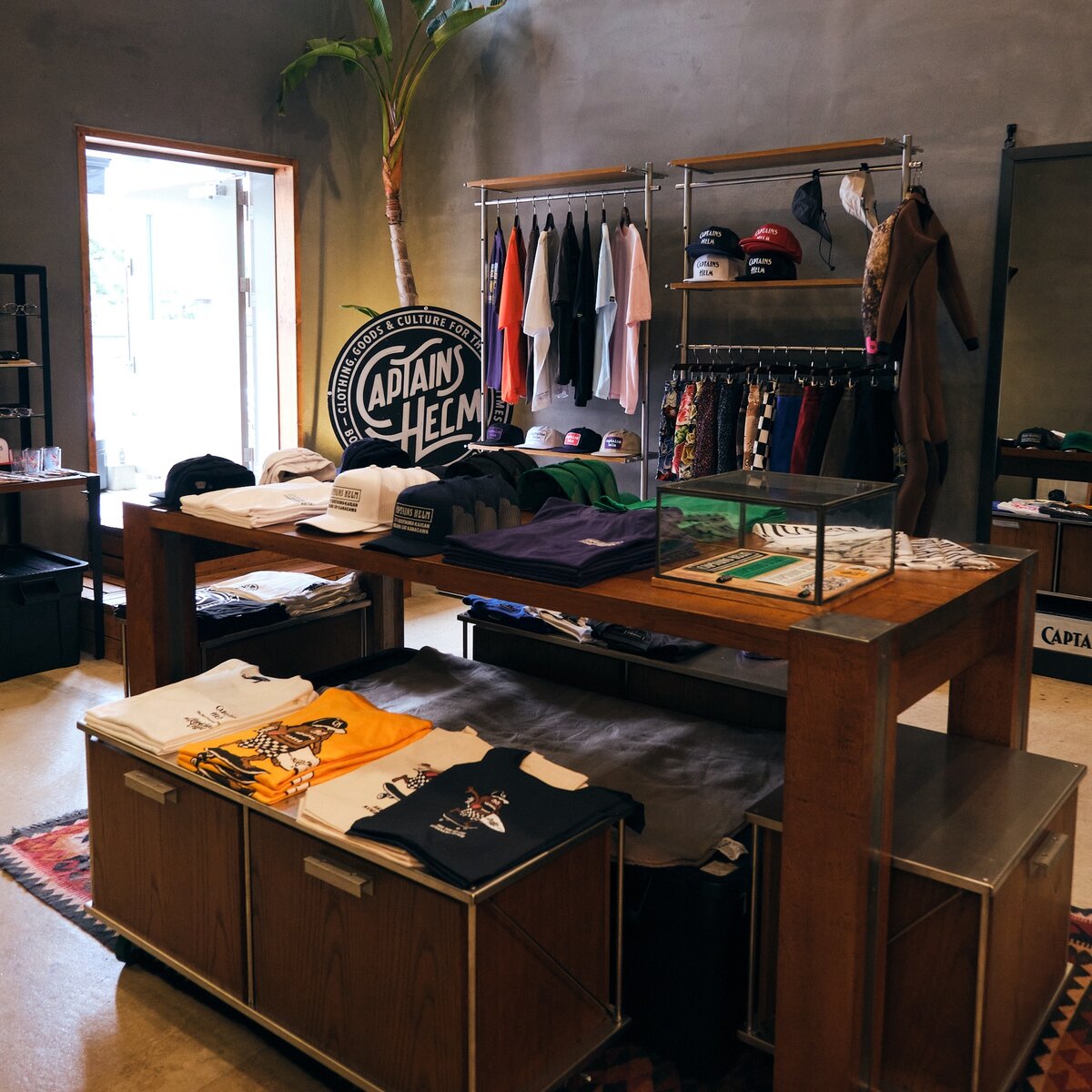 CAPTAINS HELM FLAGSHIP STORE 店内の什器とディスプレイ